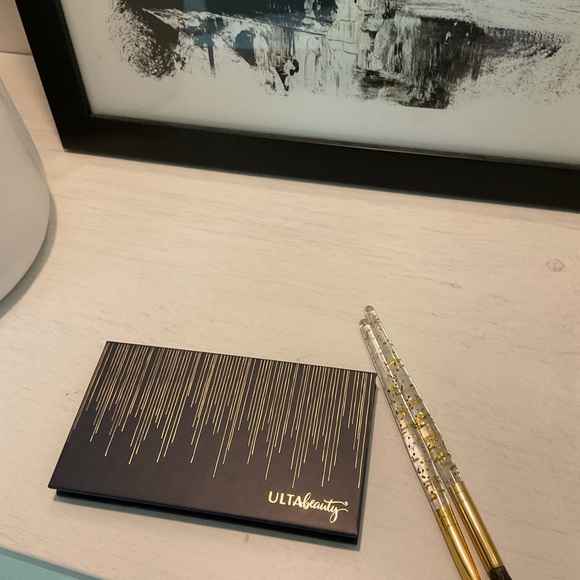 Never used ultra eyeshadow palette - Picture 2 of 2